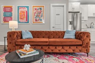 Colorful King Bed Apt Large Kitchen Game Room - 7