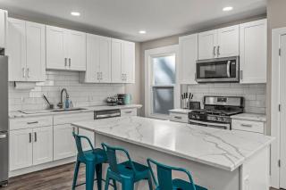 Colorful King Bed Apt Large Kitchen Game Room - 2
