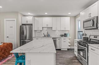 Colorful King Bed Apt Large Kitchen Game Room - 1