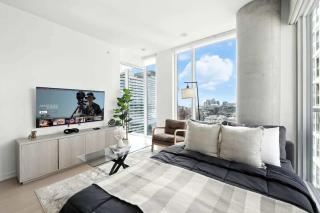 King West Condo Bright Floor-to-Ceiling Views - 3