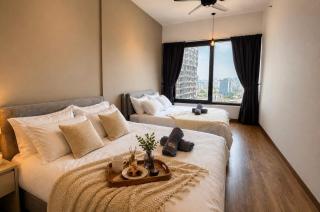 Family Stay for 7 - Walk to Food Paradise - City View - 8