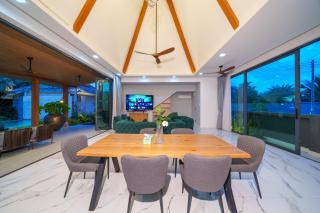 BangTao Brand New 5-Bedroom Garden Villa 800 sqm of Spacious Space Private Outdoor Pool Jacuzzi Pool - 6