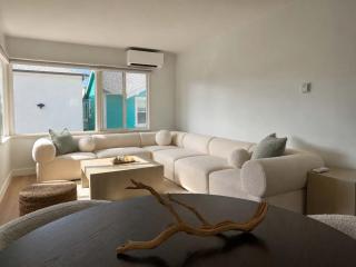 Beachside Apartment with Laundry AC Patio - 3