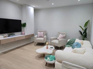 Brand New Spacious Suite with Kitchen and Laundry - 0