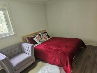 Luxury 3 bedrooms Home with huge backyard - 8