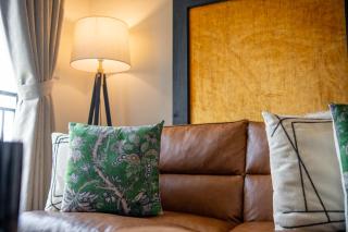 Luxury Condo King Bed Balcony Nature View - 9