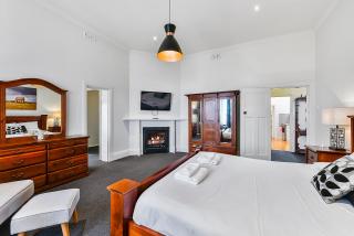 Wyatt Guest House - 8