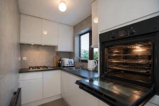Garden, Driveway, Private, Nr Windsor & Great Park - 4