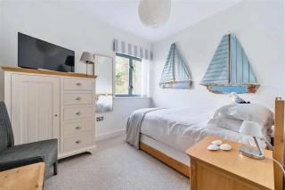 Modern Fowey Hideaway with Elegant Coastal Charm - 7