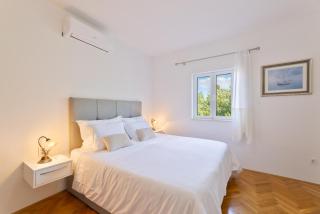 APARTMENT MARCELA SUTIVAN - large two-bedroom apartment with two bathrooms - excellent location right by the town center and the beach - parking space provided - panoramic view of the sea and the town - 6