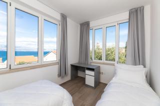APARTMENT MARCELA SUTIVAN - large two-bedroom apartment with two bathrooms - excellent location right by the town center and the beach - parking space provided - panoramic view of the sea and the town - 3