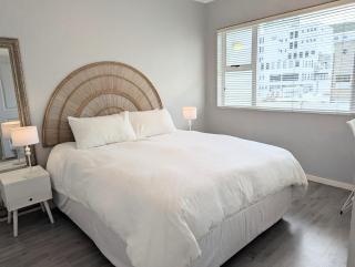 City comfort stylish Apartment with Balcony Views - 8