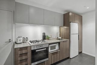 Treetop Balcony Retreat with Pool, Jacuzzi, Gym BB204E - 6