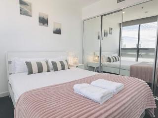 Charming 2 BR Apt Chinatown Pool Gym - 8
