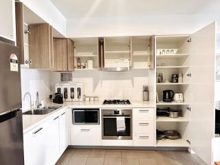 Charming 2 BR Apt Chinatown Pool Gym - 4