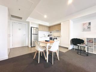 Charming 2 BR Apt Chinatown Pool Gym - 5