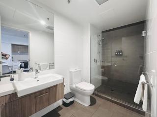 Charming 2 BR Apt Chinatown Pool Gym - Adelaide - 2