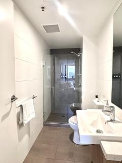 Charming 2 BR Apt Chinatown Pool Gym - Adelaide - 1
