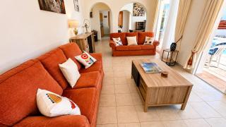 Stylish 3 bedroom villa with sea views in Peyia - 3