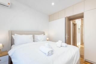 Sunlit Charm Modern 2BR Apartment with High-Speed WiFi - 7