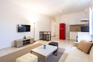 Santorini's Welcoming Getaway - Blissful & Homely - 6