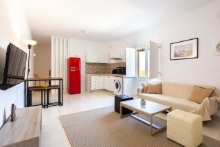 Santorini's Welcoming Getaway - Blissful & Homely - 7