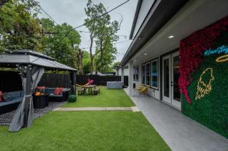 Garden of Eden - 12 BEDS - Hot Tub, Game Room, Neon Vibes - 9