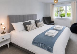 Spacious Coastal Retreat in Folkestone, Sleeps 12 - 8
