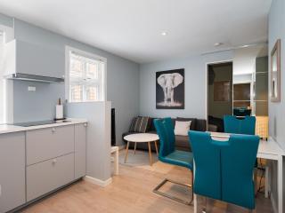 Cathedral & Square - City Centre - Sleeps 4 - WiFi - 5