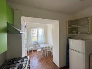 Cozy Yerevan apt park views central parking - 3