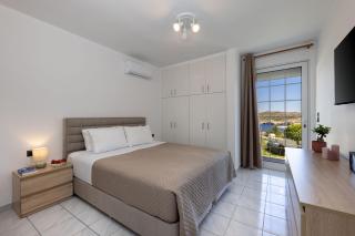 Elegant Coastal Retreat, Hot Tub and Sea Views By KB Hospitality - 5