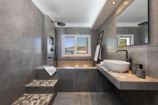Elegant Coastal Retreat, Hot Tub and Sea Views By KB Hospitality - 1