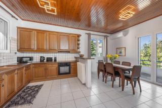 Elegant Coastal Retreat, Hot Tub and Sea Views By KB Hospitality - 6