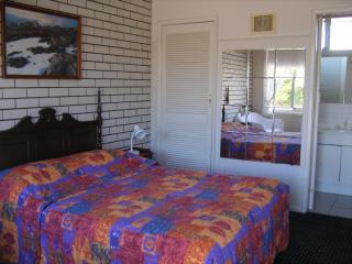 Colonial Lodge Motel - 1