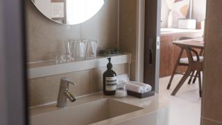스테이근처, Stay Geuncheo, Cozy Private House Near Jeju Airport, Stone Walls, Soaking Tub & Hotel Bedding - 1