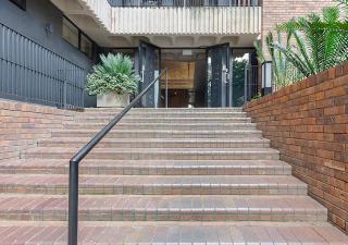 Sandton City Splendid Apartment 3 l Back up power & water l Walk to Sandton City & Nelson Mandela Square - 4