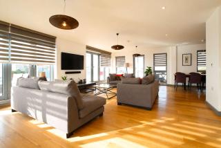 Elegant Cambridge Retreat with Parking - 9