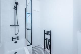 Modern 2BR Near Wakefield Centre w Parking NS - 5