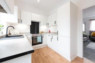 Modern 2BR Near Wakefield Centre w Parking NS - 4