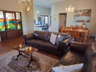 Charming 2-Bedroom Retreat in Dullstroom with Garden Views - 8