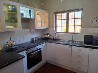 Charming 2-Bedroom Retreat in Dullstroom with Garden Views - 5