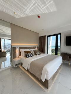 Deluxe Panoramic Lake&Sea View Apartment - 4