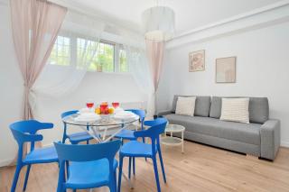 Bright Apartment in the City Centre Family City Break by Noclegi Renters - 1