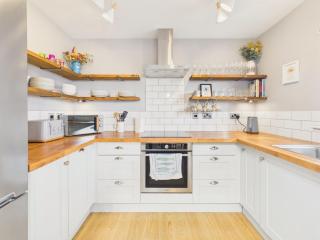 TopDeck Falmouth – Stunning Harbour Views & Free Parking - 8