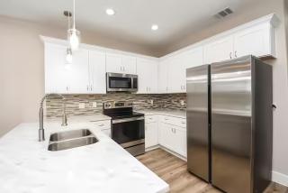 Reed Unit B Flexible Stay - Entire 4BR Home or Private Rooms with Shared Spaces - 5
