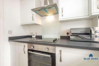 Rosebank Apartment by Blue Skies Stays - 5