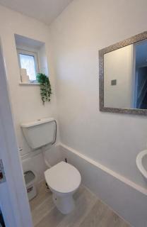Comfortable 5 Bed for Contractors and Families in Bedford - 2