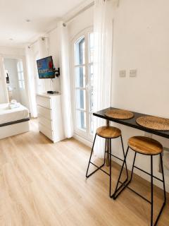 Grand Central House - Classic One Bedroom - GibraltarStay Apartments - 5