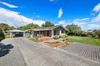 Sun-filled house with pool and acres of space - 5