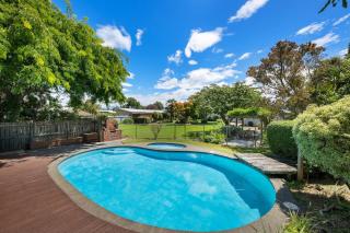 Sun-filled house with pool and acres of space - 0